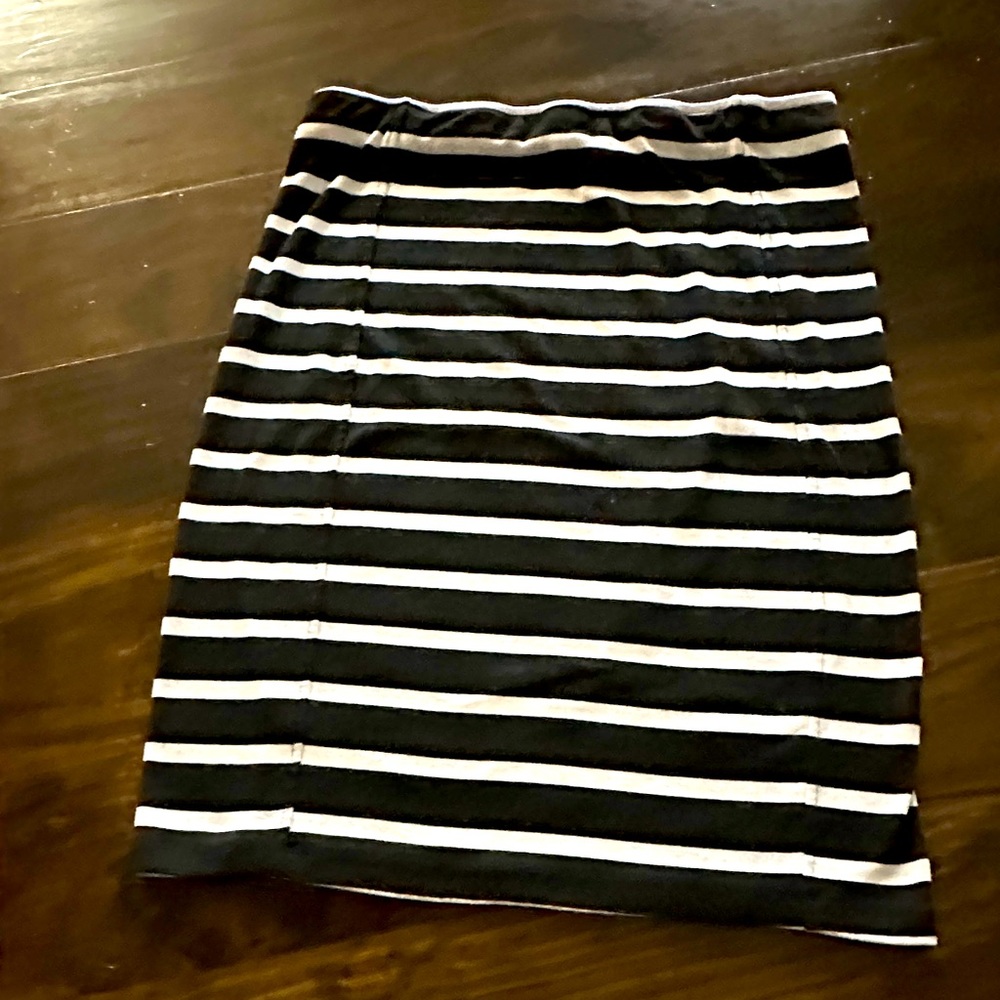 Black and White Knit Midi-skirt